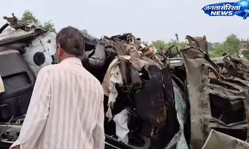 मुंबई-गोवा हाईवे पर दर्दनाक हादसा, डंपर से टकराई तेज रफ्तार कार, तीन की मौत मुंबई-गोवा हाईवे पर दर्दनाक हादसा, डंपर से टकराई तेज रफ्तार कार, तीन की मौत
