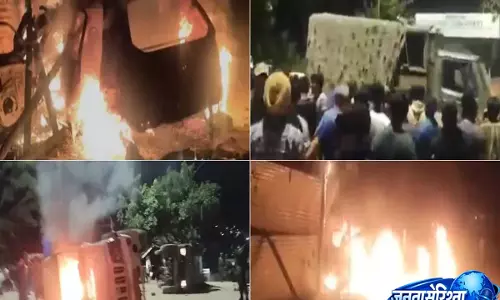 मणिपुर हिंसा: सेनापति में भीड़ ने असम राइफल्स कैंप को बनाया निशाना, वाहनों में लगाई आग मणिपुर हिंसा: सेनापति में भीड़ ने असम राइफल्स कैंप को बनाया निशाना, वाहनों में लगाई आग