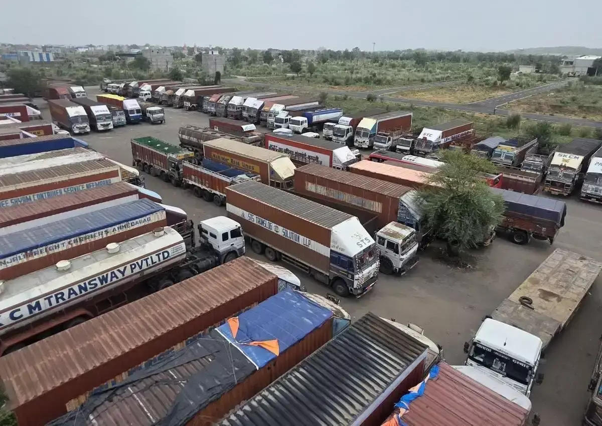 Jaipur: वीएलटीडी के विरोध में सड़कों से दूर रहे ट्रक, परिवहन प्रभावित Jaipur: वीएलटीडी के विरोध में सड़कों से दूर रहे ट्रक, परिवहन प्रभावित