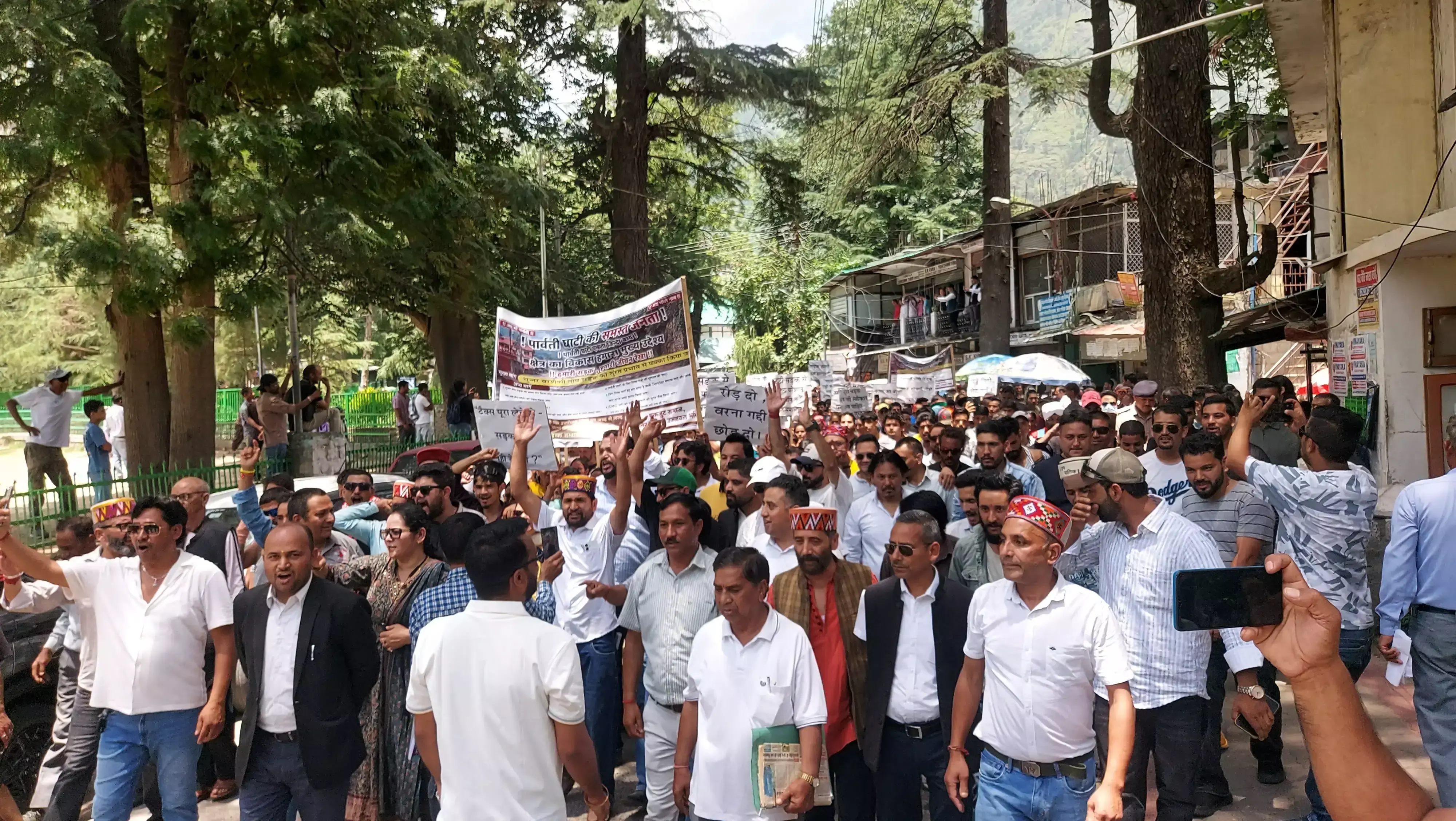 Kullu: पार्वती घाटी में सड़क संकट को लेकर लोगों का प्रदर्शन, प्रशासन को अल्टीमेटम