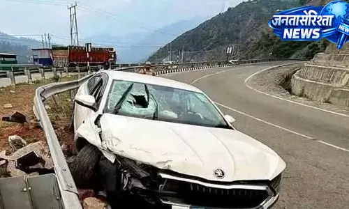 Jammu-श्रीनगर हाईवे पर हादसा, पहाड़ी से गिरे बोल्डर की चपेट में आने से पूर्व सरपंच की मौत Jammu-श्रीनगर हाईवे पर हादसा, पहाड़ी से गिरे बोल्डर की चपेट में आने से पूर्व सरपंच की मौत