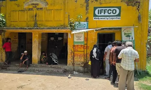 Balrampur: बलरामपुर में खाद संकट नहीं, सहकारी समितियों में हजारों टन उर्वरक का स्टॉक