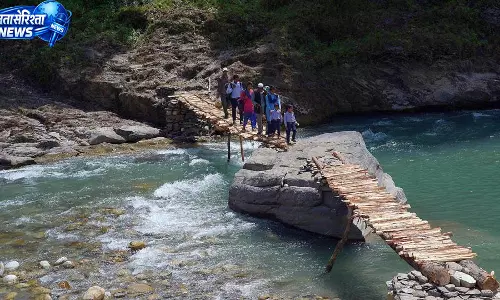 छात्रा की अपील रंग लाई, ग्रामीणों ने बनाया लकड़ी का पुल छात्रा की अपील रंग लाई, ग्रामीणों ने बनाया लकड़ी का पुल