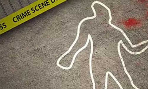 ट्रैफिक सिग्नल के पास मर्डर, तीखी बहस हुई और पति ने पत्नी को मार डाला ट्रैफिक सिग्नल के पास मर्डर, तीखी बहस हुई और पति ने पत्नी को मार डाला
