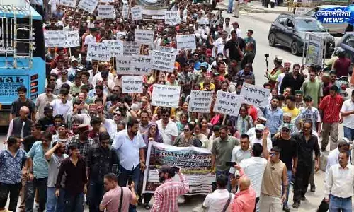 Kullu खराब सड़क को लेकर ग्रामीणों का प्रदर्शन Kullu खराब सड़क को लेकर ग्रामीणों का प्रदर्शन