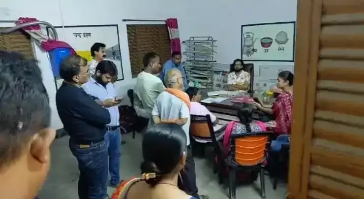 Kolkata: छात्रविहीन और अतिरिक्त शिक्षक वाले स्कूलों के लिए बदले नियम Kolkata: छात्रविहीन और अतिरिक्त शिक्षक वाले स्कूलों के लिए बदले नियम