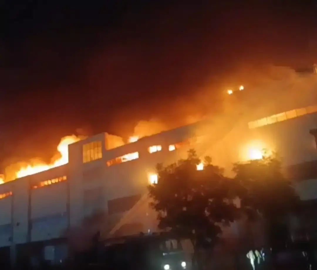 Gurugram: लाइफलोंग कंपनी के गोदाम में लगी भीषण आग, लाखों के नुकसान की आशंका Gurugram: लाइफलोंग कंपनी के गोदाम में लगी भीषण आग, लाखों के नुकसान की आशंका