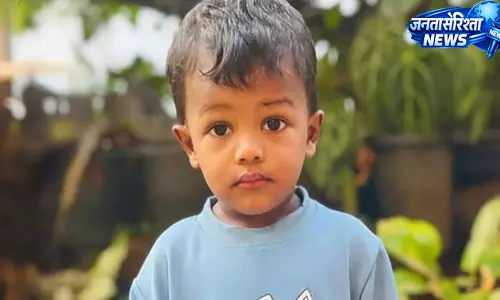 केरल में दर्दनाक हादसा: मिक्सचर खाते समय गले में दाना फंसने से तीन साल के मासूम की मौत केरल में दर्दनाक हादसा: मिक्सचर खाते समय गले में दाना फंसने से तीन साल के मासूम की मौत