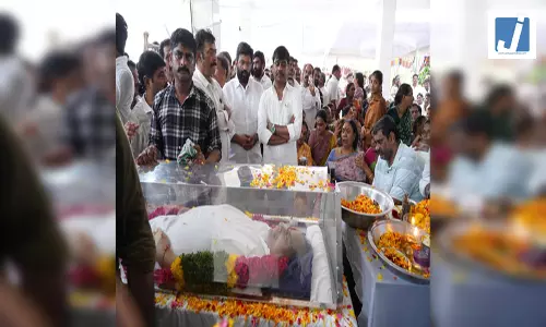 पूर्व मंत्री के घर पर हंगामा, बेटी को पिता का पार्थिव शरीर छूने की इजाजत नहीं मिली पूर्व मंत्री के घर पर हंगामा, बेटी को पिता का पार्थिव शरीर छूने की इजाजत नहीं मिली