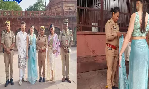 ताज महल में विदेशी मेहमान की मदद कर महिला कांस्टेबल ने जीता दिल, वायरल वीडियो पर लोगों ने की तारीफ