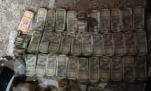 बिहार: मोतिहारी में कुख्यात नरेश पांडे के ठिकानों पर छापेमारी; 16 लाख नकद, हथियार बरामद बिहार: मोतिहारी में कुख्यात नरेश पांडे के ठिकानों पर छापेमारी; 16 लाख नकद, हथियार बरामद