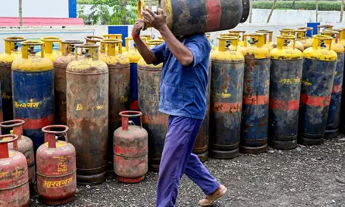 LPG सिलेंडर बुकिंग हुई आसान, घर बैठे मिलेगी डिलीवरी LPG सिलेंडर बुकिंग हुई आसान, घर बैठे मिलेगी डिलीवरी