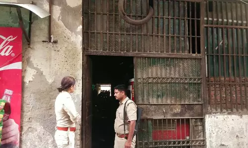 नोएडा फायर हादसा: इमारत में आग लगने से दो लोगों की मौत, रेस्क्यू जारी नोएडा फायर हादसा: इमारत में आग लगने से दो लोगों की मौत, रेस्क्यू जारी