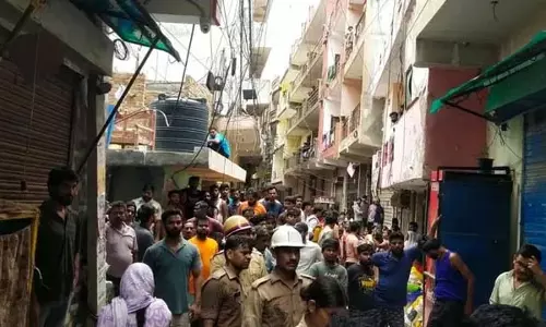 मकान में लगी भीषण आग, फंसे लोगों का रेस्क्यू मकान में लगी भीषण आग, फंसे लोगों का रेस्क्यू