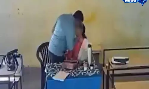 UP : कथित आपत्तिजनक कक्षा वीडियो वायरल, सरकारी स्कूल के शिक्षक पर कार्रवाई UP : कथित आपत्तिजनक कक्षा वीडियो वायरल, सरकारी स्कूल के शिक्षक पर कार्रवाई