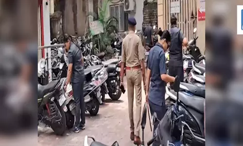 पासपोर्ट ऑफिस और पोस्ट ऑफिस को बम से उड़ाने की धमकी, पुलिस और बम स्क्वाड की टीम ने की जांच पासपोर्ट ऑफिस और पोस्ट ऑफिस को बम से उड़ाने की धमकी, पुलिस और बम स्क्वाड की टीम ने की जांच