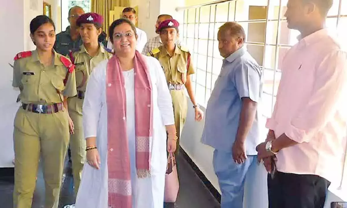 Andhra: पुसापति अदिति ने सैनिक स्कूल कोरुकोंडा का दौरा किया