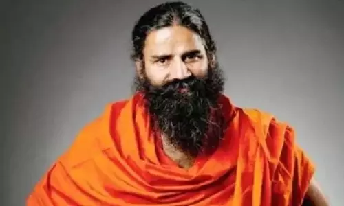 हिंदू राष्ट्र बयान पर मचा बवाल, बाबा रामदेव की बढ़ीं मुश्किलें