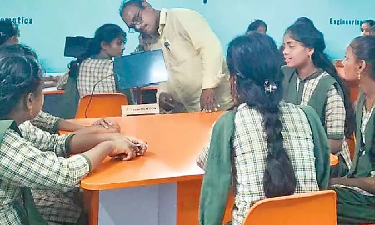 सरकारी स्कूलों के 1,000 छात्रों को STEM स्किल्स लैब्स की सुविधा मिली