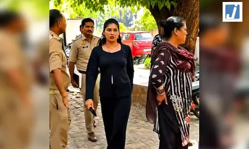 OMG! युवक को बहला-फुसलाकर ले गए, जबरन ऑपरेशन कराकर बना दिया किन्नर OMG! युवक को बहला-फुसलाकर ले गए, जबरन ऑपरेशन कराकर बना दिया किन्नर