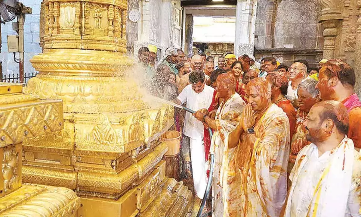 Andhra: वेंकटेश्वर मंदिर में आयोजित कोइल अलवर तिरुमंजनम Andhra: वेंकटेश्वर मंदिर में आयोजित कोइल अलवर तिरुमंजनम