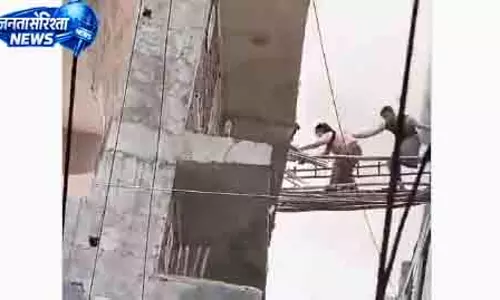 नोएडा आग हादसे में 100 से ज्यादा लोग बचाए गए नोएडा आग हादसे में 100 से ज्यादा लोग बचाए गए