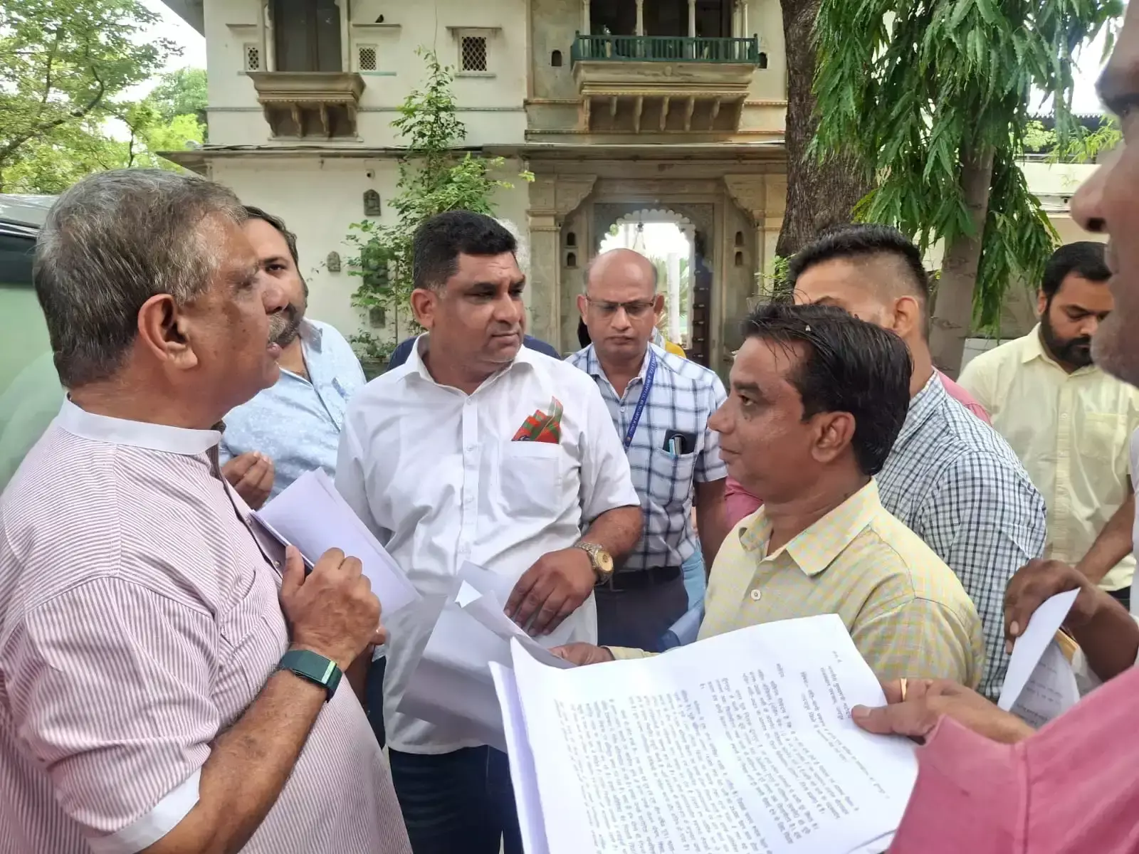 Dungarpur: राजमेस भर्ती को लेकर अभ्यर्थियों का प्रदर्शन, गृह जिले में पोस्टिंग की मांग Dungarpur: राजमेस भर्ती को लेकर अभ्यर्थियों का प्रदर्शन, गृह जिले में पोस्टिंग की मांग