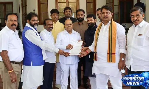 कर्नाटक में PRC नोटिफिकेशन पर सियासी घमासान, BJP ने राज्यपाल से वापस लेने की मांग की कर्नाटक में PRC नोटिफिकेशन पर सियासी घमासान, BJP ने राज्यपाल से वापस लेने की मांग की