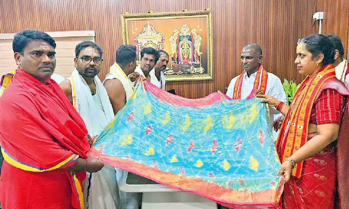 Andhra: श्रीशैलम की देवी को माचिस के डिब्बे के आकार की अद्भुत साड़ी भेंट की गई