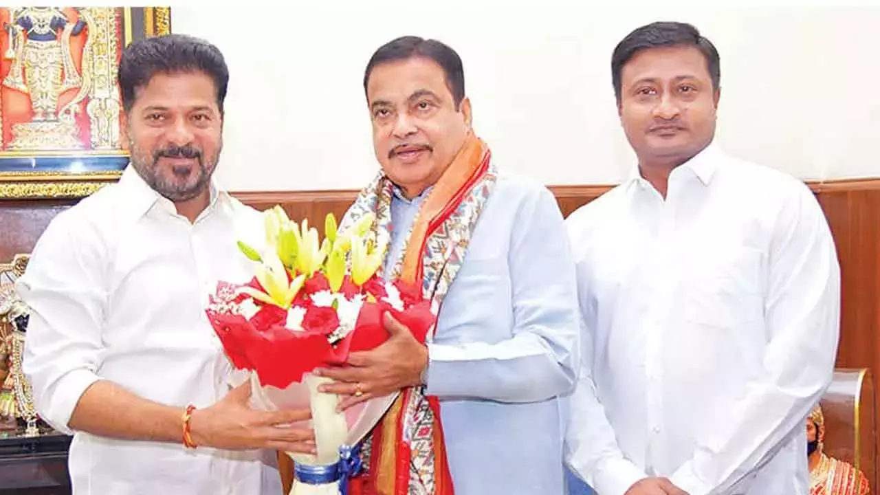 CM रेवंत ने TG इंफ्रास्ट्रक्चर प्रोजेक्ट्स के लिए तेज़ी से मंज़ूरी मांगी