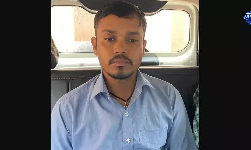 ओडिशा विजिलेंस की कार्रवाई, जमीन म्यूटेशन में मदद के नाम पर 25 हजार रिश्वत लेते RI गिरफ्तार ओडिशा विजिलेंस की कार्रवाई, जमीन म्यूटेशन में मदद के नाम पर 25 हजार रिश्वत लेते RI गिरफ्तार