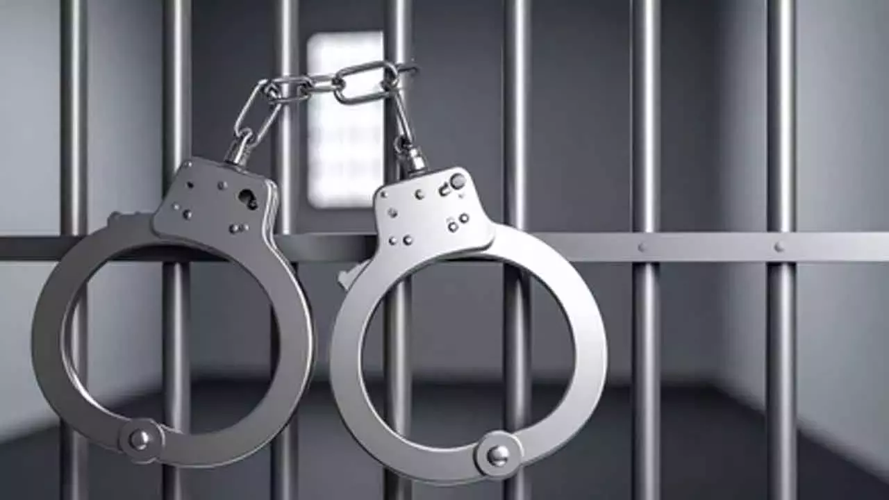 Telangana: फरार हिस्ट्रीशीटर पीर बाबा के भेष में गांजे के साथ पकड़ा गया