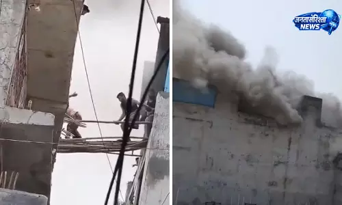 नोएडा के मामूरा गांव में रिहायशी इमारत में भीषण आग नोएडा के मामूरा गांव में रिहायशी इमारत में भीषण आग