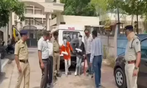 Indore में अपराधियों का आतंक, पकड़ने पहुंची पुलिस टीम पर हमला Indore में अपराधियों का आतंक, पकड़ने पहुंची पुलिस टीम पर हमला