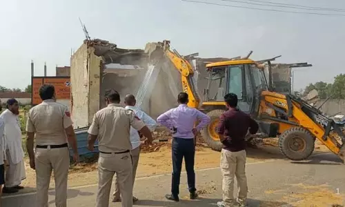 बुलडोजर कार्रवाई से मचा हड़कंप, तीन कॉलोनियां जमींदोज बुलडोजर कार्रवाई से मचा हड़कंप, तीन कॉलोनियां जमींदोज