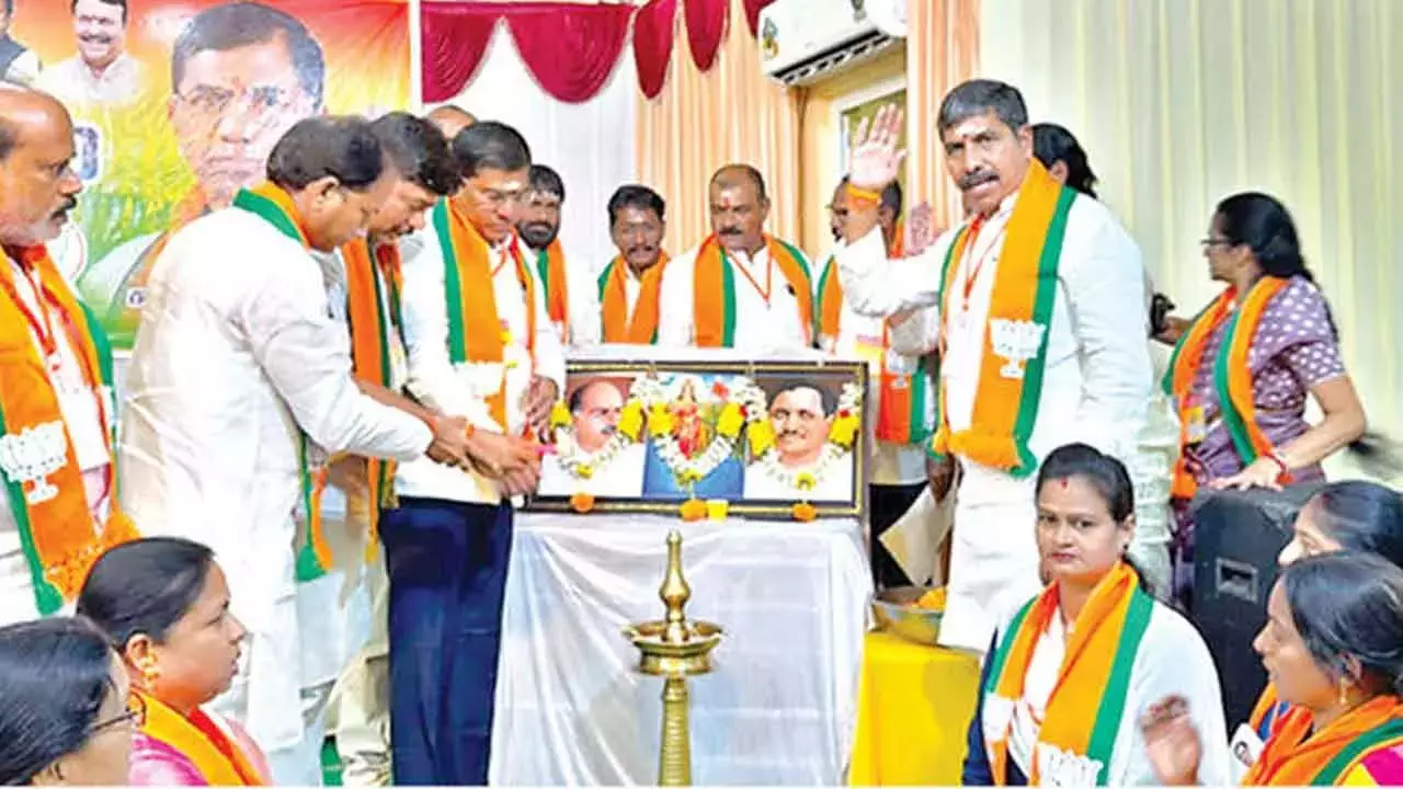 खम्मम में जीत पक्की करने के लिए BJP ने कांग्रेस और लेफ्ट को निशाना बनाया खम्मम में जीत पक्की करने के लिए BJP ने कांग्रेस और लेफ्ट को निशाना बनाया