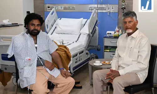 कंधे की सर्जरी के बाद मुंबई के अस्पताल से डिस्चार्ज हुए आंध्र प्रदेश के उपमुख्यमंत्री पवन कल्याण कंधे की सर्जरी के बाद मुंबई के अस्पताल से डिस्चार्ज हुए आंध्र प्रदेश के उपमुख्यमंत्री पवन कल्याण