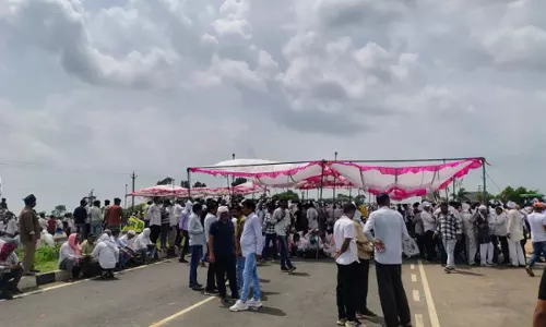 Moong खरीदी की मांग पर अड़े किसान, हरदा में NH-47 पर चक्काजाम Moong खरीदी की मांग पर अड़े किसान, हरदा में NH-47 पर चक्काजाम