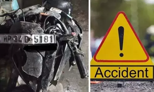 मवेशी से टकराई बाइक, घर के आंगन में जा गिरी, दो की मौत मवेशी से टकराई बाइक, घर के आंगन में जा गिरी, दो की मौत
