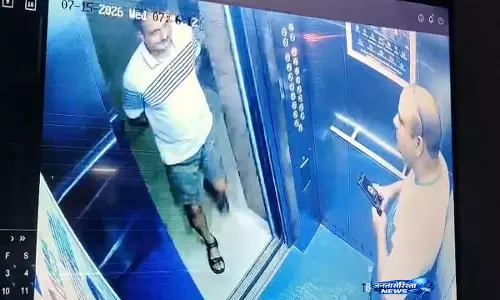 Ghaziabad: लिफ्ट बनी अखाड़ा, दो पक्षों में मारपीट CCTV में कैद Ghaziabad: लिफ्ट बनी अखाड़ा, दो पक्षों में मारपीट CCTV में कैद