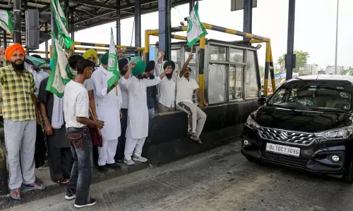 केंद्र और पंजाब सरकार के खिलाफ किसान सड़कों पर, टोल प्लाजा किए टोल फ्री केंद्र और पंजाब सरकार के खिलाफ किसान सड़कों पर, टोल प्लाजा किए टोल फ्री
