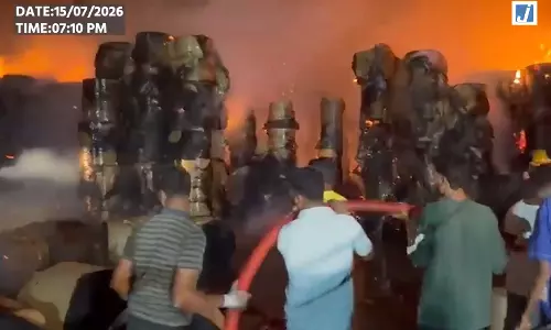 FIRE: पेपर पैकेजिंग फैक्ट्री के गोदाम में भीषण आग, कागज के बंडल जलकर राख FIRE: पेपर पैकेजिंग फैक्ट्री के गोदाम में भीषण आग, कागज के बंडल जलकर राख