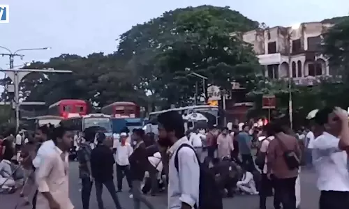 शिक्षा मंत्री के इस्तीफे की मांग तेज, HSC परीक्षा को लेकर छात्रों का देशव्यापी प्रदर्शन शिक्षा मंत्री के इस्तीफे की मांग तेज, HSC परीक्षा को लेकर छात्रों का देशव्यापी प्रदर्शन