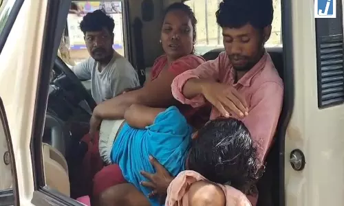 एम्बुलेंस नहीं मिली... मां-बाप की आंखों के सामने तड़पकर 14 साल की छात्रा ने तोड़ा दम एम्बुलेंस नहीं मिली... मां-बाप की आंखों के सामने तड़पकर 14 साल की छात्रा ने तोड़ा दम