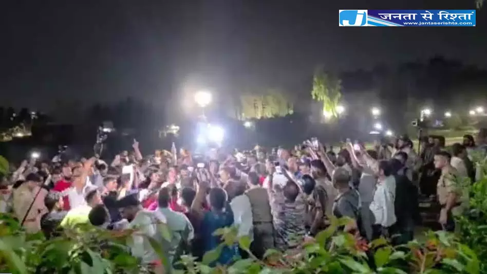 राहुल गांधी के कार्यक्रम को नहीं मिली अनुमति, कांग्रेसियों ने देर रात किया हंगामा राहुल गांधी के कार्यक्रम को नहीं मिली अनुमति, कांग्रेसियों ने देर रात किया हंगामा