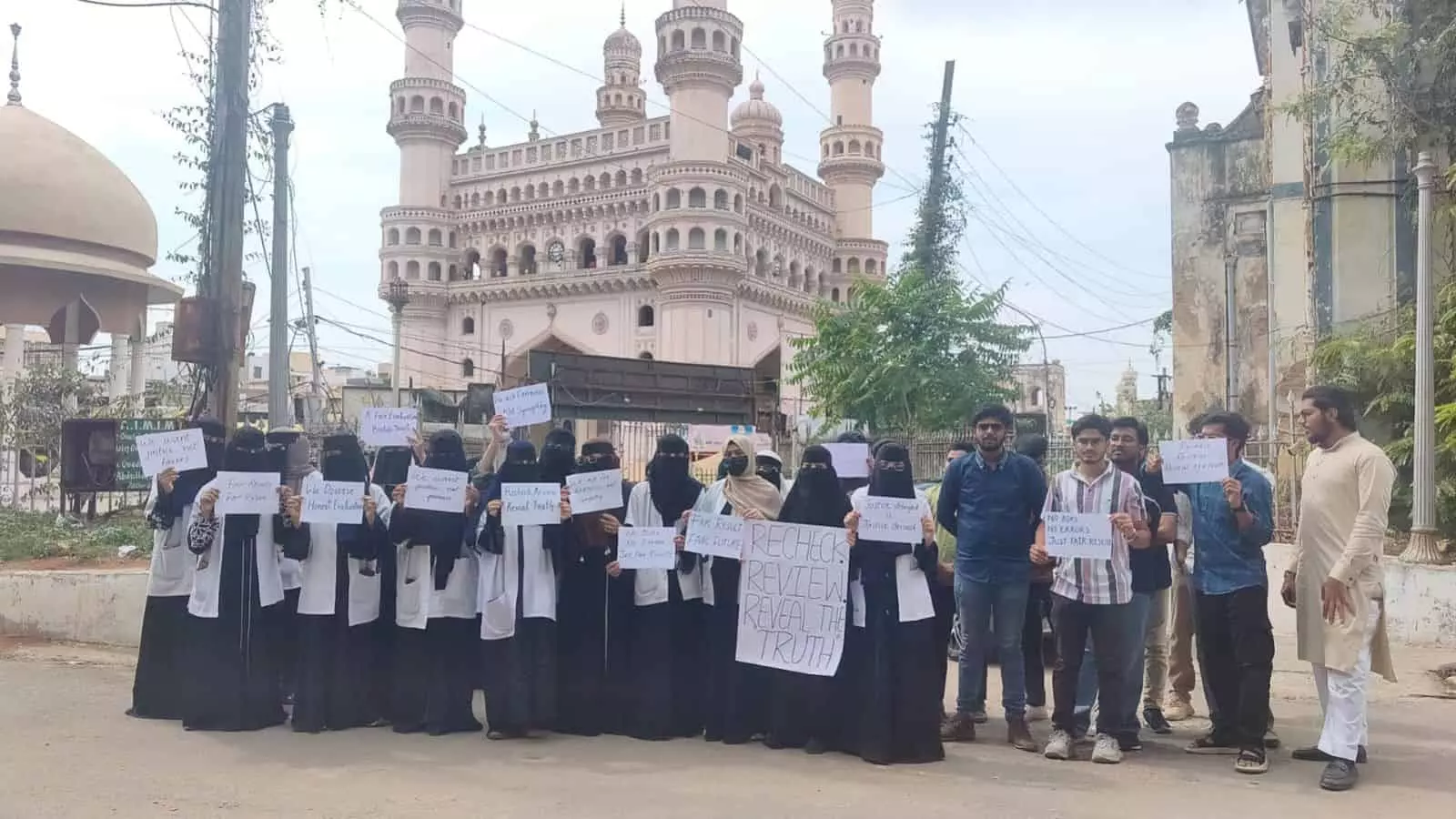 Hyderabad: सिर्फ़ 5 छात्र पास होने पर निज़ामिया यूनानी कॉलेज में छात्रों का विरोध प्रदर्शन