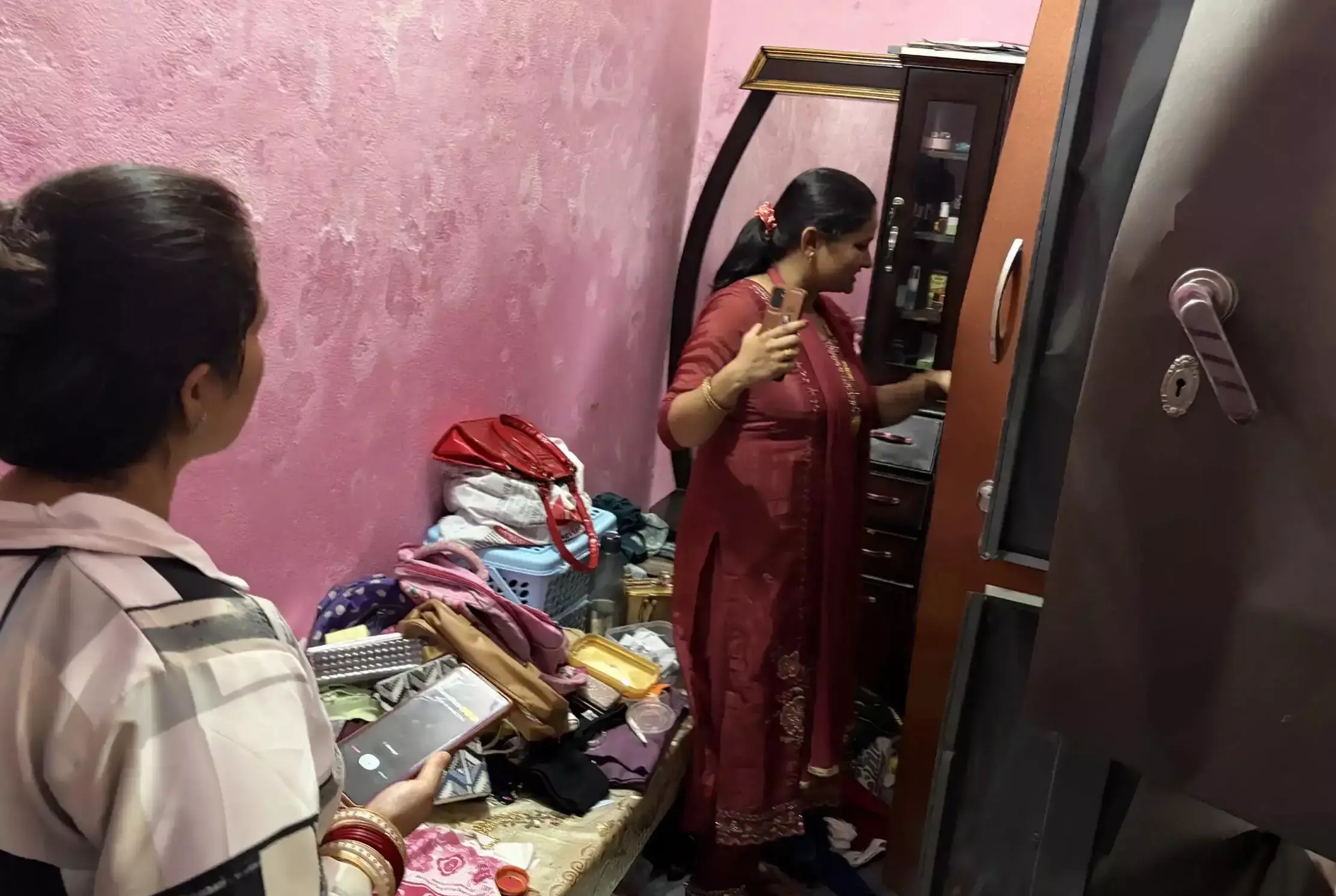 Kathua: बेखौफ चोरों ने वार्ड-14 में घर को बनाया निशाना, लाखों का माल पार Kathua: बेखौफ चोरों ने वार्ड-14 में घर को बनाया निशाना, लाखों का माल पार