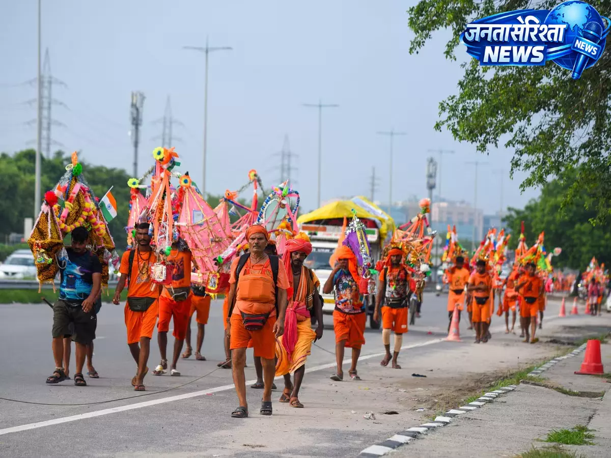 Bareilly : कांवड़ियों पर होगी हेलीकॉप्टर से पुष्पवर्षा Bareilly : कांवड़ियों पर होगी हेलीकॉप्टर से पुष्पवर्षा