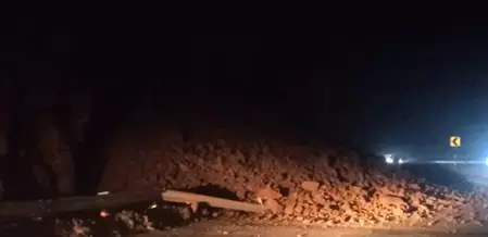 महाराष्ट्र: रायगढ़ में भूस्खलन के बाद मुंबई-गोवा हाईवे की एक लेन बंद, मलबा हटाने का काम जारी महाराष्ट्र: रायगढ़ में भूस्खलन के बाद मुंबई-गोवा हाईवे की एक लेन बंद, मलबा हटाने का काम जारी