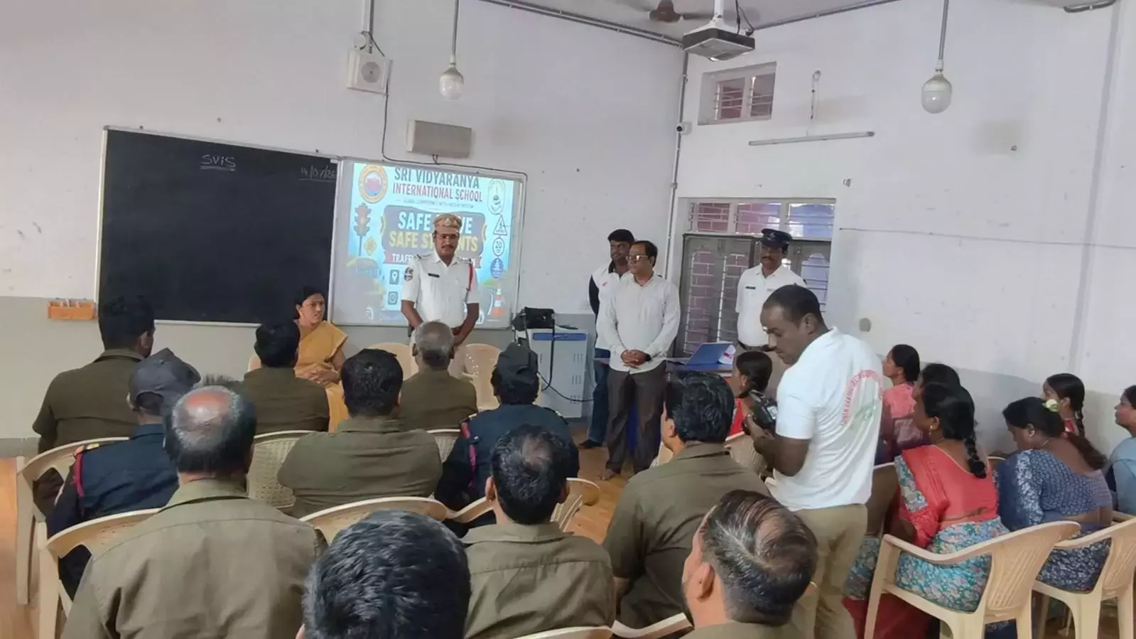 राजेंद्रनगर ट्रैफिक पुलिस ने स्कूल बस स्टाफ को छात्रों की सुरक्षा के बारे में ट्रेनिंग दी राजेंद्रनगर ट्रैफिक पुलिस ने स्कूल बस स्टाफ को छात्रों की सुरक्षा के बारे में ट्रेनिंग दी
